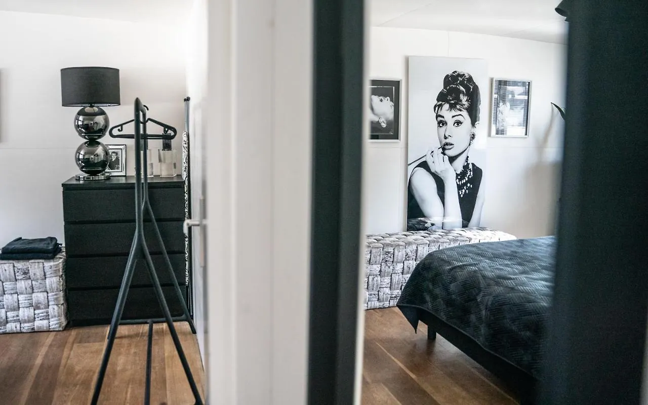 Houseboat-Amsterdam Bed and Breakfast